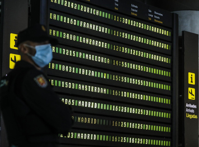 Tres inmigrantes abandonan el aeropuerto de Manises