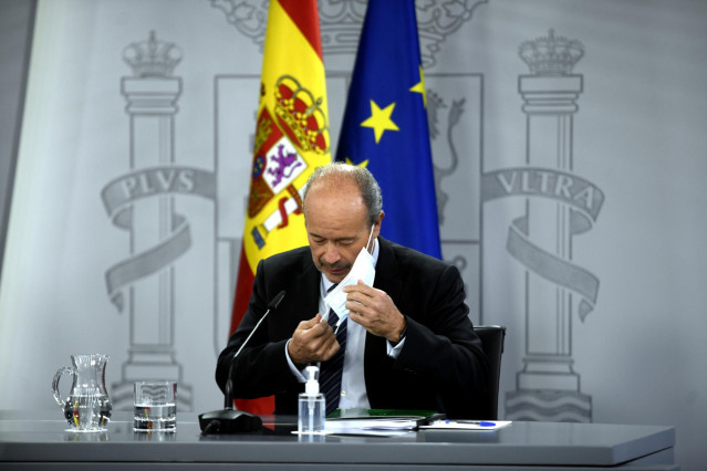 El ministro de Justicia, Juan Carlos Campo, se dispone a comparecer en rueda de prensa posterior al Consejo de Ministros celebrado en Moncloa, en Madrid (España), a 15 de diciembre de 2020.