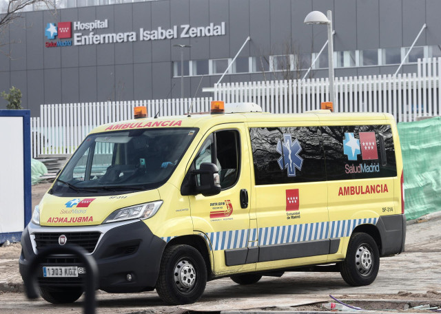 Una ambulancia sale del Hospital público Enfermera Isabel Zendal