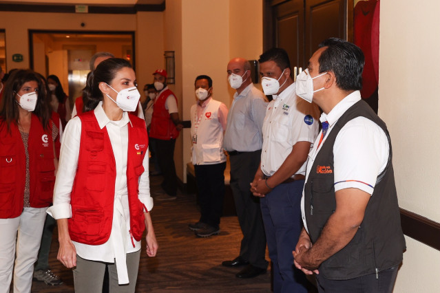 La Reina Letizia a su llegada a una reunión con representantes de ONG españolas en Honduras en su viaje con la Cooperación española, acompañada por la secretaria de Estado de Cooperación Internacional, Ángeles Moreno Bau.