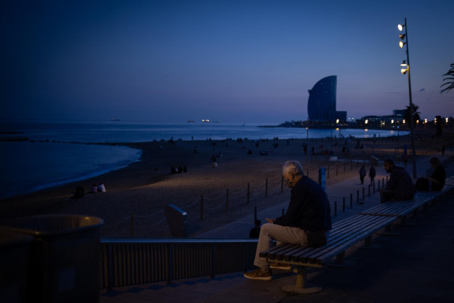 Un hombre sentado en un banco delante de la playa y el Hotel W Barcelona, en Barcelona, Catalunya (España), a 16 de noviembre de 2020. El turismo internacional se desplomó este verano debido como consecuencia del coronavirus. Además, el pasado 15 de octub