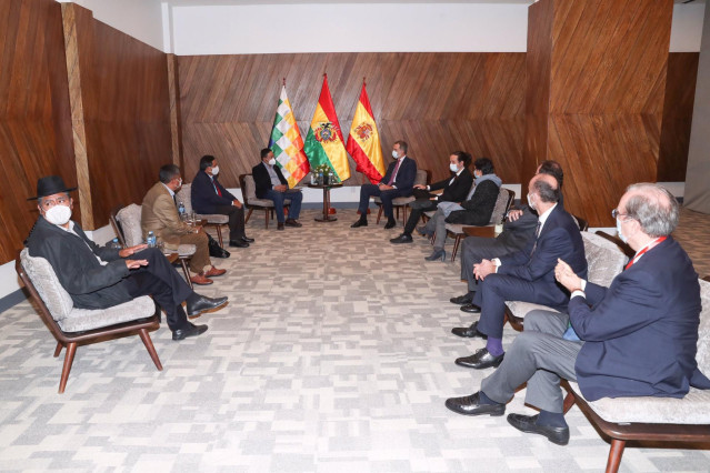 El Rey Felipe VI (derecha), junto al presidente electo de Bolivia (izquierda) Luis Arce, durante su visita al país latinoamericano para asistir a su toma de posesión como nuevo mandatario, en La Paz (Bolivia), a 8 de noviembre de 2020. Para esta visita, F