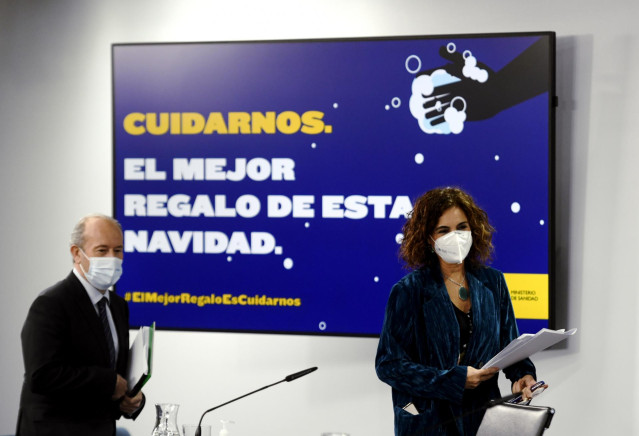 La ministra portavoz y de Hacienda, María Jesús Montero (d), y el ministro de Justicia, Juan Carlos Campo (i), se disponen a comparecer en rueda de prensa posterior al Consejo de Ministros celebrado en Moncloa, en Madrid (España).
