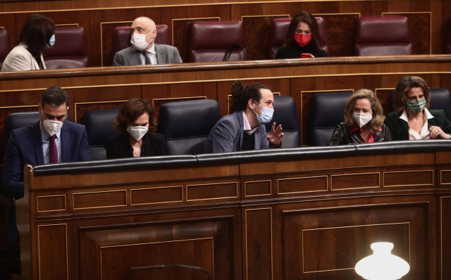 (I-D) El presidente del Gobierno, Pedro Sánchez, la vicepresidenta primera del Gobierno, Carmen Calvo, el vicepresidente, Pablo Iglesias, la  ministra de Asuntos Económicos, Nadia Calviño y la ministra para la Transición Ecológica, Teresa Ribera.