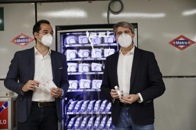 El vicepresidente, consejero de Deportes, Transparencia y portavoz del Gobierno de la Comunidad de Madrid, Ignacio Aguado, y el consejero de Transportes, Ángel Garrido, en una presentación en Metro. Archivo.