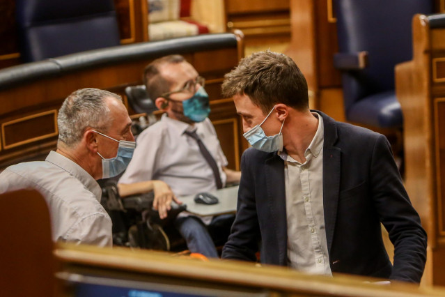 El diputado de Compromís, Joan Baldoví (i), conversa con el líder de Más País, Íñigo Errejón, en el hemiciclo del Congreso.