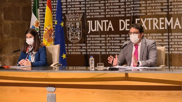 El consejero de Sanidad y la portavoz de la Junta en rueda de prensa en Mérida