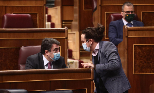 El portavoz del PNV en el Congreso, Aitor Esteban (i) mantiene una conversación con el vicepresidente del Gobierno, Pablo Iglesias (d) durante una sesión de control al Gobierno, en Madrid (España), a 16 de diciembre de 2020. Durante el pleno, el president