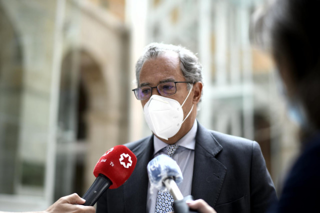El consejero de Salud, Enrique Ossorio, ofrece declaraciones a los medios de comunicación tras su reunión con el portavoz del PSOE en la Asamblea de Madrid, Ángel Gabilondo, en la que se ha tratado la estrategia de vuelta al colegio en la Comunidad de Mad