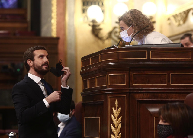 El presidente del PP, Pablo Casado y la presidenta del Congreso, Meritxell Batet durante una sesión de control al Gobierno, en Madrid (España), a 16 de diciembre de 2020.