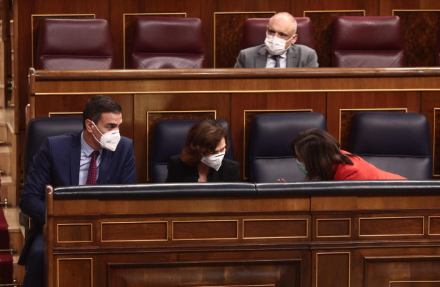 (I-D) El presidente del Gobierno, Pedro Sánchez, la vicepresidenta primera del Gobierno, Carmen Calvo y la ministra de Defensa, Margarita Robles en el Congreso