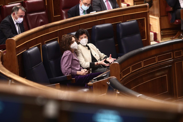 La portavoz del Gobierno y ministra de Hacienda, María Jesús Montero (i) y la ministra de Educación, Isabel Celaá (d)durante una sesión de control al Gobierno en el Congreso