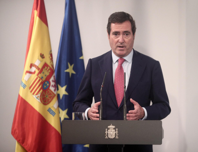 El presidente de CEOE, Antonio Garamendi, comparece en rueda de prensa tras la constitución con el Gobierno de la Mesa de Diálogo Social para la Recuperación, la Transformación y la Resiliencia, en Moncloa, Madrid (España), a 16 de noviembre de 2020. La M