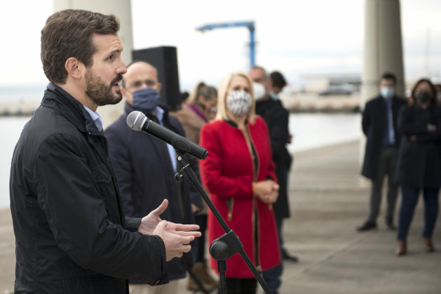 El presidente del PP, Pablo Casado, ofrece una rueda de prensa en la longa de Roses, en Girona, Catalunya (España), a 4 de diciembre. Casado ha viajado hasta allí para mantener una reunión con los presidentes de cofradías de pescadores.