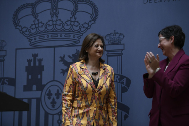 La ministra de Asuntos Exteriores, Unión Europea y Cooperación, Arancha González Laya, aplaude a la nueva secretaria de Estado de Asuntos Exteriores y para Iberoamérica y el Caribe, Cristina Gallach, tras su intervención en la toma de posesión de los secr