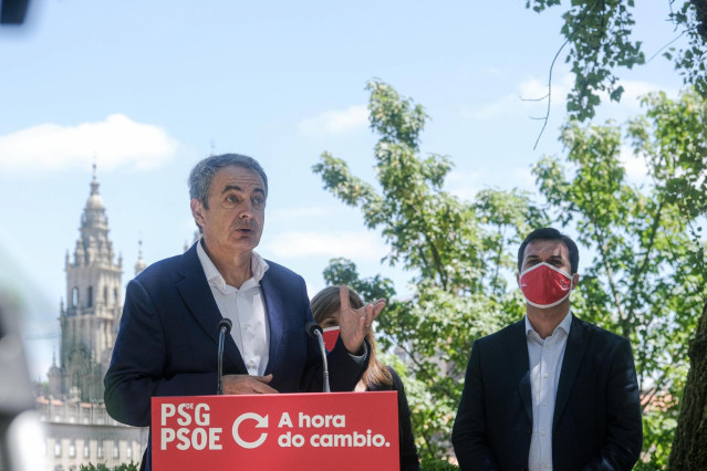 El expresidente del Gobierno José Luis Rodríguez Zapatero interviene para apoyar al candidato del PSdeG a la presidencia de la Xunta de Galicia, Gonzalo Caballero (mascarilla roja), durante su visita por Santiago de Compostela como muestra de apoyo a su c