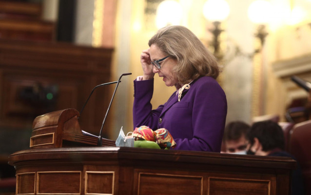 La vicepresidenta Tercera del Gobierno, Nadia Calviño interviene durante una sesión plenaria en el Congreso de los Diputados