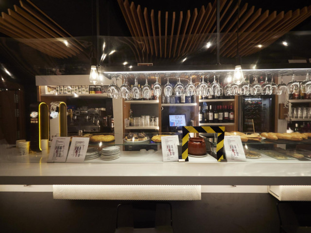 Interior de un bar en Pamplona, Navarra (España), a 17 de diciembre de 2020.