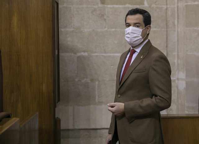 El presidente de la Junta de Andalucía, Juanma Moreno, minutos antes del inicio de la sesión de control al gobierno con preguntas al presidente de la Junta en la primera jornada del Pleno del Parlamento andaluz. En Sevilla, a 16 de diciembre de 2020.
