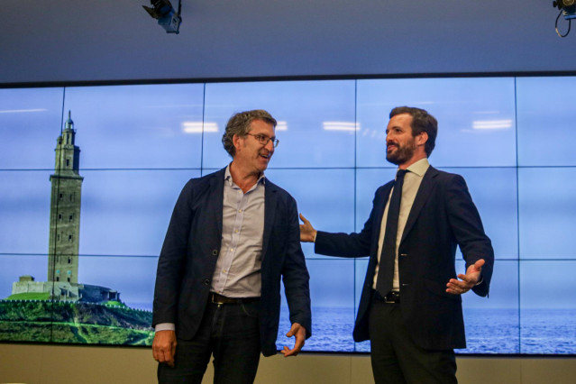El presidente nacional del Partido Popular, Pablo Casado (d), junto al presidente de la Xunta de Galicia, Alberto Núñez Feijóo (i), durante la reunión del Comité Ejecutivo Nacional del Partido Popular en la sede nacional del partido, en Madrid (España)