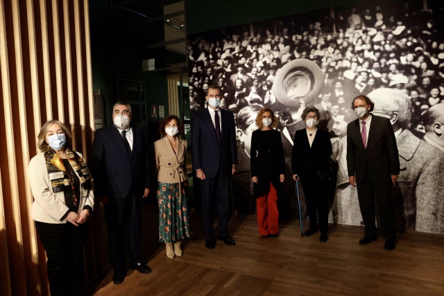 Felipe VI inaugura la exposición conmemorativa sobre Manuel Azaña.