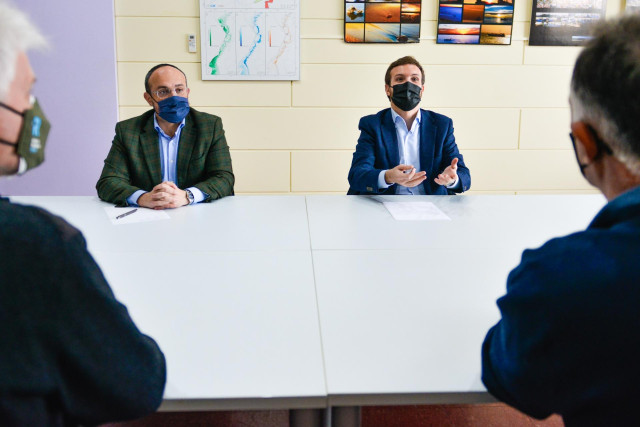 El presidente del PP en Catalunya, Alejandro Fernández, y el líder del PP, Pablo Casado, en una visita a la lonja de Roses (Girona) el 4 de diciembre de 2020