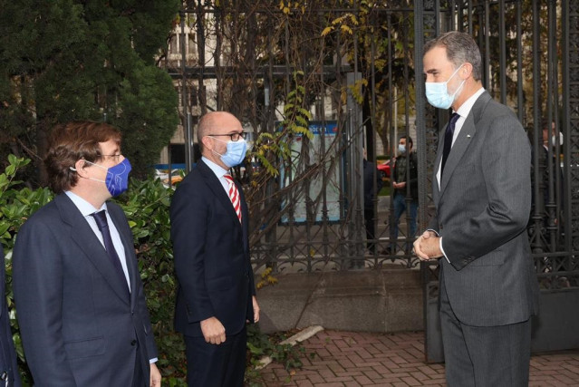 El alcalde de Madrid, José Luis Martínez-Almeida, y el rey Felipe VI.