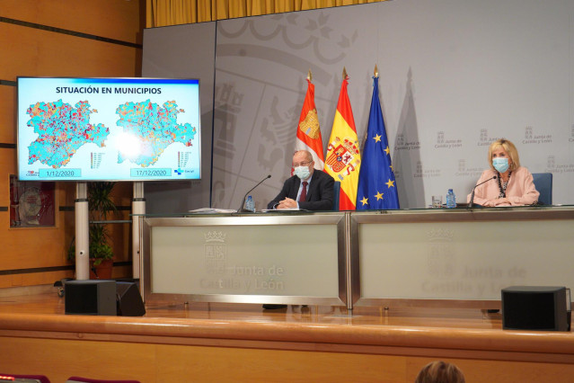 Igea (I)y Casado (D) durante la rueda de prensa tras el consejo de Gobierno de este jueves.