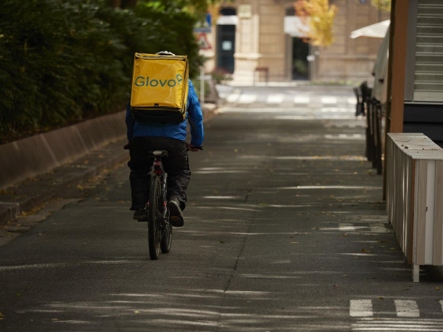 Un repartidor de Glovo circula por una calle de Pamplona, en Navarra, (España)