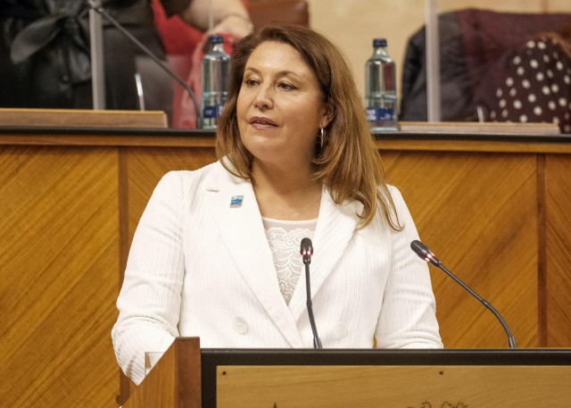 La consejera de Agricultura, Ganadería, Pesca y Desarrollo Sostenible, Carmen Crespo, en el Pleno del Parlamento andaluz.