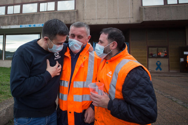 Trabajadores de la fábrica de Alcoa San Cibrao celebran la anulación del TSXG del ERE de la empresa en Cervo, A Mariña, Lugo, Galicia (España), a 17 de diciembre de 2020.