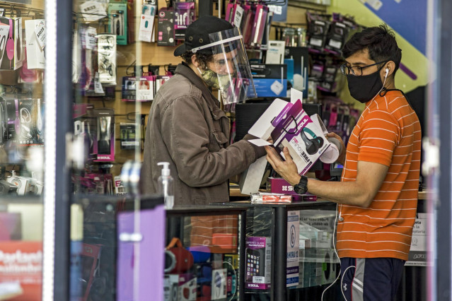Imagen de archivo de varias personas en un comercio de Buenos Aires.