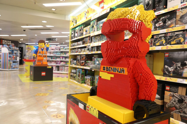 Un muñeco gigante de piezas adorna la sección de juguetería infantil del Corte Inglés