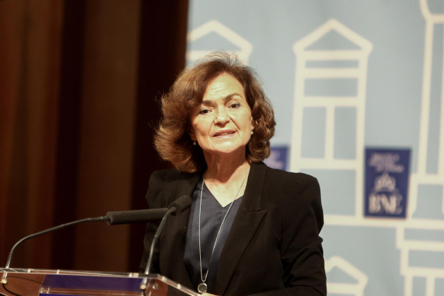 La vicepresidenta primera del Gobierno, Carmen Calvo, interviene durante la inauguración de la exposición 