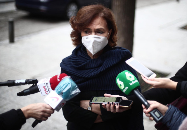 La vicepresidenta primera y ministra de la Presidencia, Relaciones con las Cortes y Memoria Democrática, Carmen Calvo, atendiendo a los periodistas