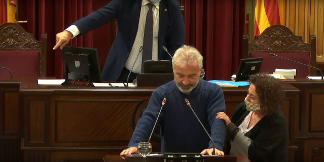 El diputado Pablo Jiménez (Unidas Podemos), en el momento en el que Campomar (MÉS) se ha acercado a atenderle.