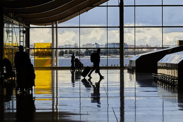 Un pasajero camina por la terminal T4 del Aeropuerto Adolfo Suárez Madrid-Barajas