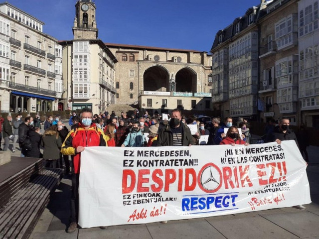 Los trabajadores se han concentrado este viernes en la Plaza de la Virgen Blanca con el lema 