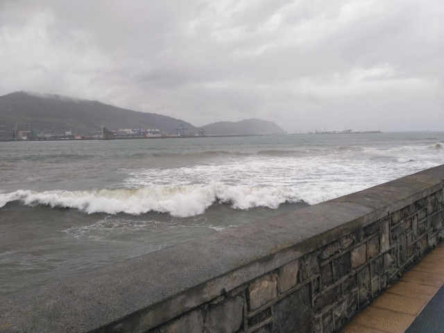 Olas en la playa de Ereaga (Bizkaia).