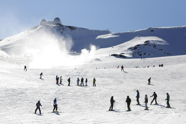 Esquiadores  con mascarillas en la estación de esquí de Sierra Nevada