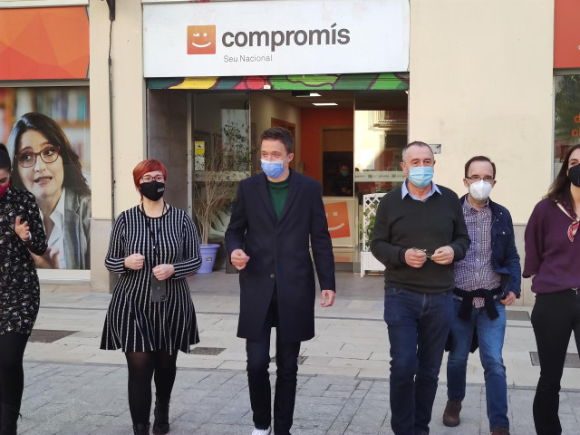 El líder de Más País, Íñigo Errejón, y el portavoz de Compromís en el Congreso, Joan Baldoví, junto a miembros de ambas formaciones en la sede de Compromís en València