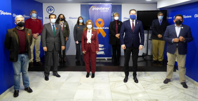 Adolfo Molina con diputados autonómicos y nacionales del PP, como José Antonio Nieto, Beatriz Jurado y María de la O Redondo, tras un encuentro con representantes del colectivo Más Plurales.