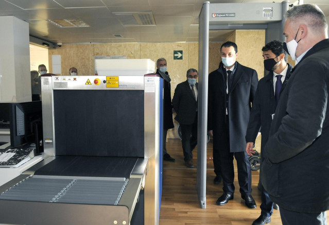 El ministro andorrano, Jordi Gallardo, y el conseller catalán, Damià Calvet, acompañados por otras autoridades, visitan las instalaciones del aeropuerto de Andorra-La Seu.