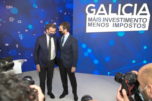 El presidente del Partido Popular, Pablo Casado  y el presidente de la Xunta de Galicia, Alberto Núñez Feijóo,  durante el acto sobre fondos europeos