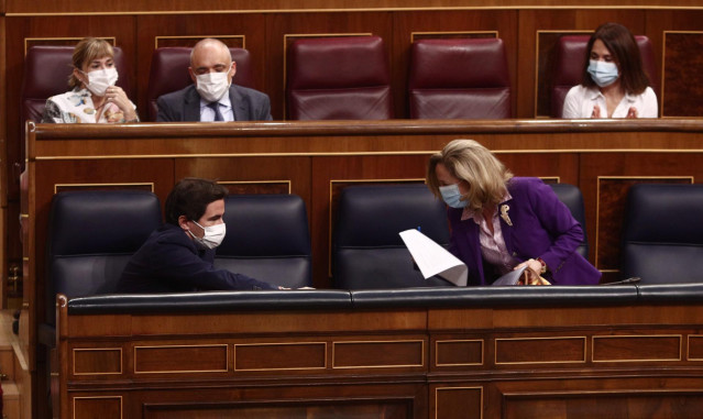 El diputado del PSOE Pedro Casares y la vicepresidenta Tercera del Gobierno, Nadia Calviño durante una sesión plenaria en el Congreso