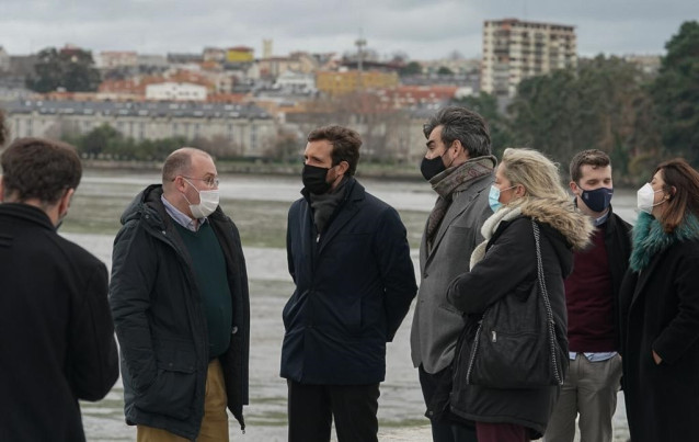 El presidente del PP, Pablo Casado, visita la Ría O Burgo (A Coruña). En Coruña, a 18 de diciembre de 2020.