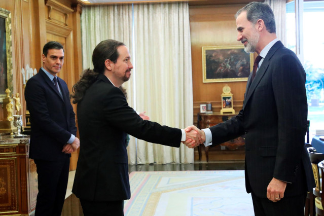 El Rey Felipe VI (d) saluda a su llegada al vicepresidente segundo y ministro de Derechos Sociales y Agenda 2030, Pablo Iglesias (i), en la primera reunión del Consejo de Seguridad Nacional en el Palacio de la Zarzuela, a 04 de marzo de 2020.