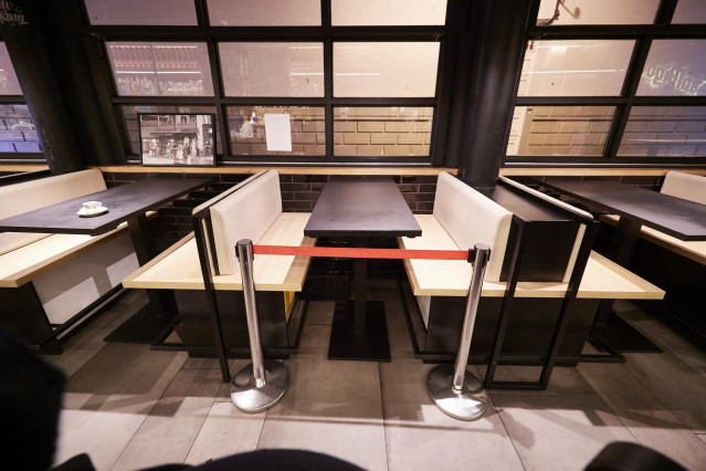 Mesas con medidas de seguridad en un restaurante de Pamplona, Navarra (España), a 17 de diciembre de 2020. Navarra reabre hoy el interior de los locales de hostelería con aforo al 30% tras casi dos meses de cierre por las restricciones frente al Covid-19.