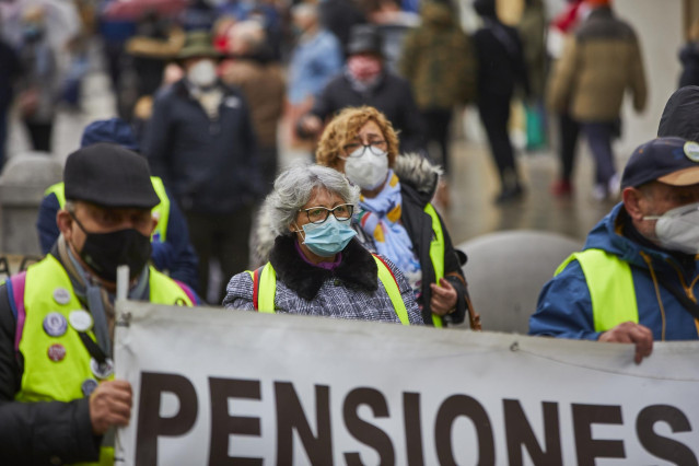 Varios pensionistas sujetan una pancarta durante la manifestación convocada por el Movimiento Pensionistas de Madrid y la Coordinadora General de Pensionistas de Madrid desde la Puerta del Sol hasta el Congreso de los Diputados en Madrid (España), a 19 de