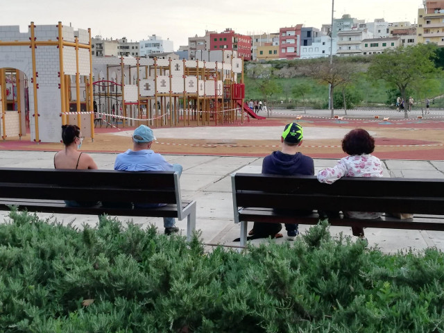 Personas sentadas en un banco